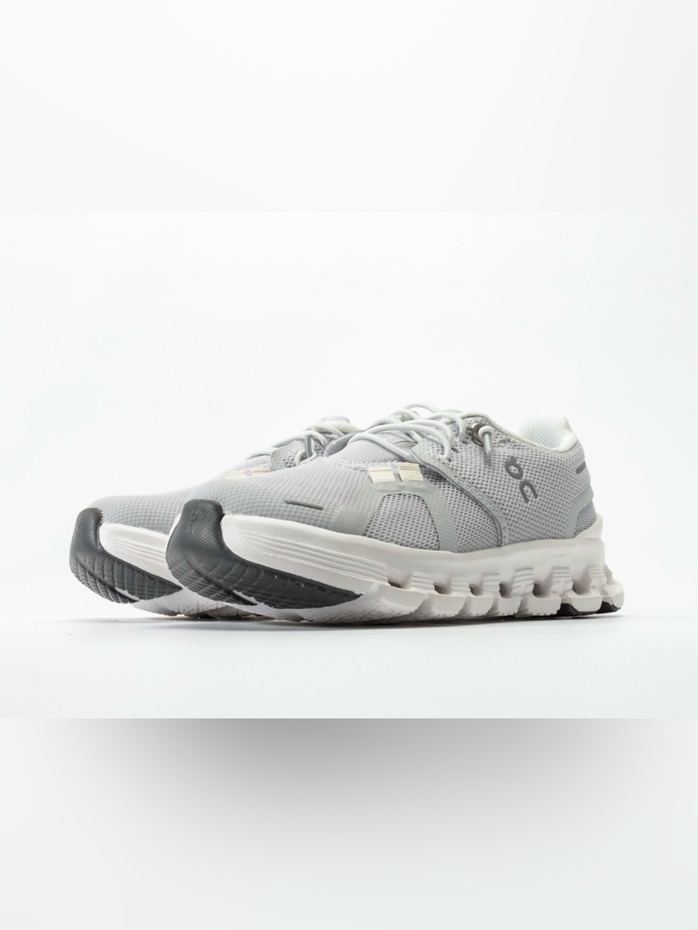 On Running Kids Cloud Sneaker in Light Gray &White (SIZE 12C) - Picture 3 of 6
